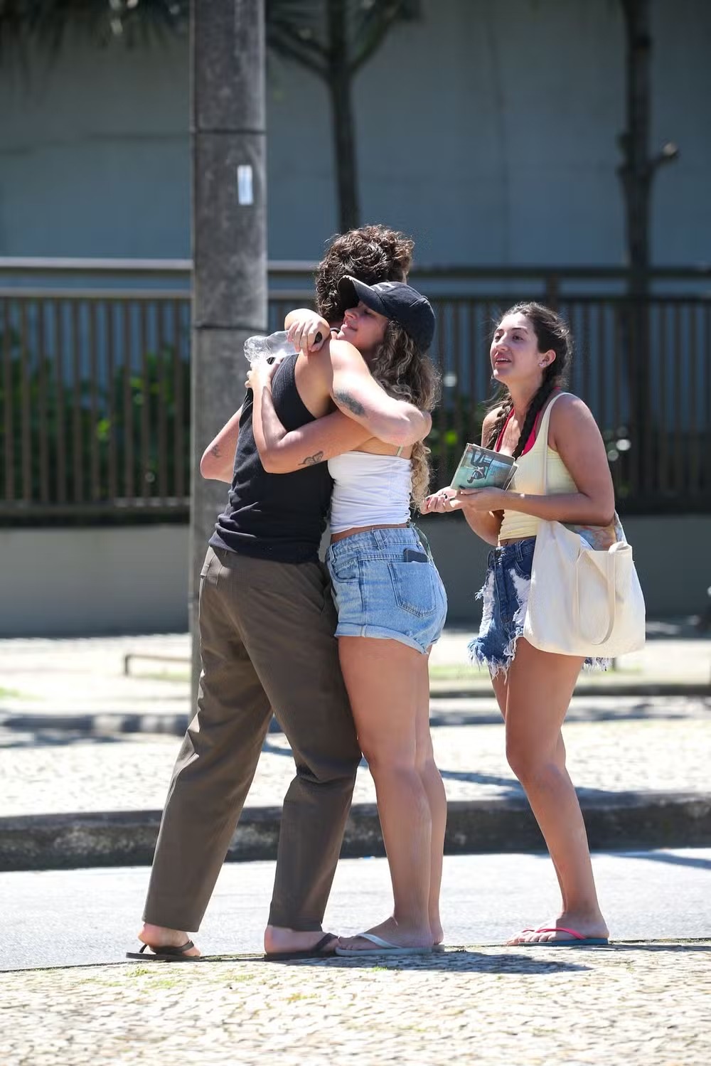 Shawn Mendes é visto em passeio descontraído pela orla do Rio e conversa com fãs
