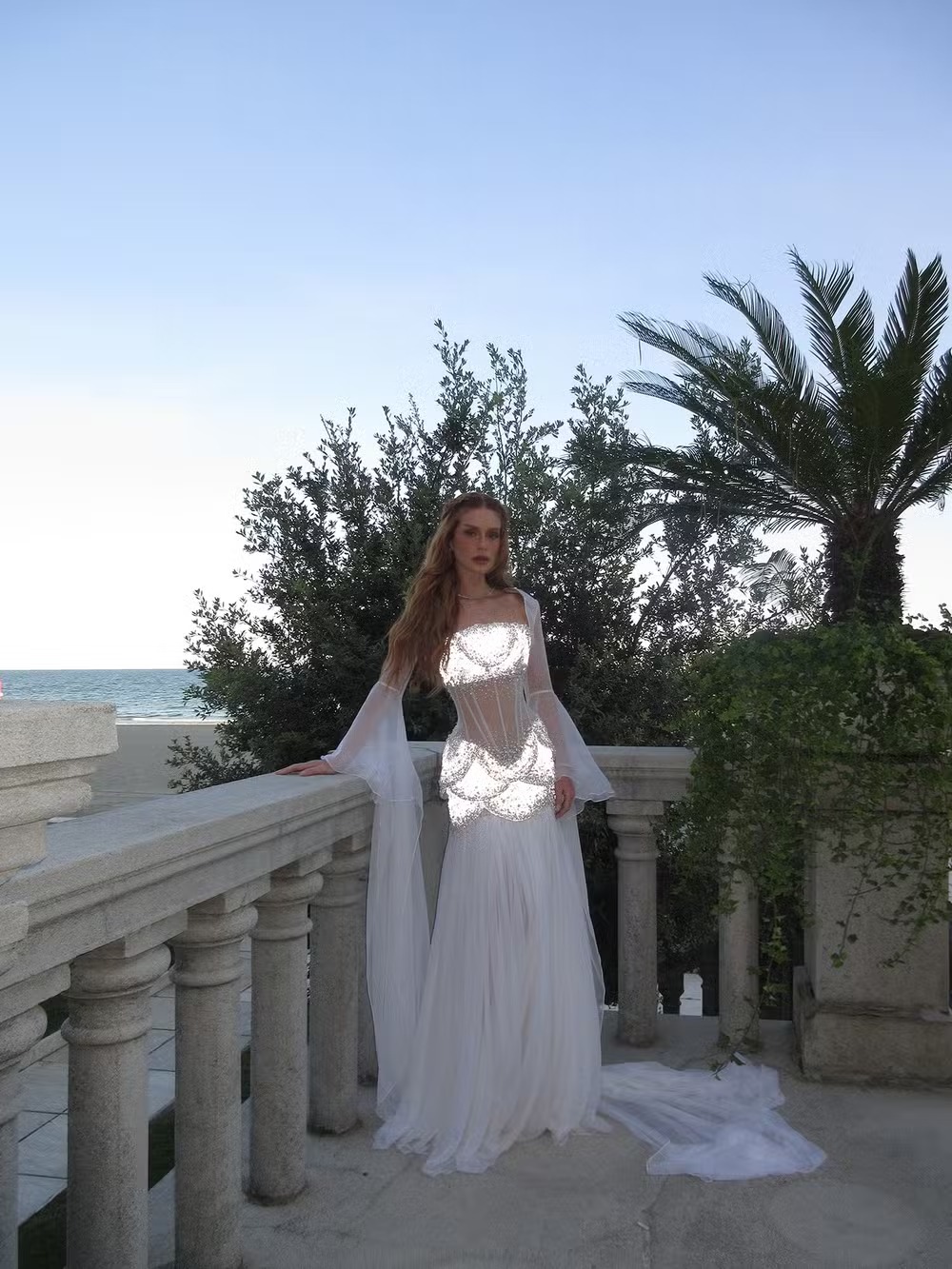 Marina Ruy Barbosa usa look all white com cristais no Festival de Veneza