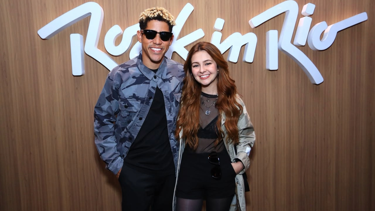 Cauê Campos posa junto de Klara Castanho no Rock in Rio após assumirem relacionamento