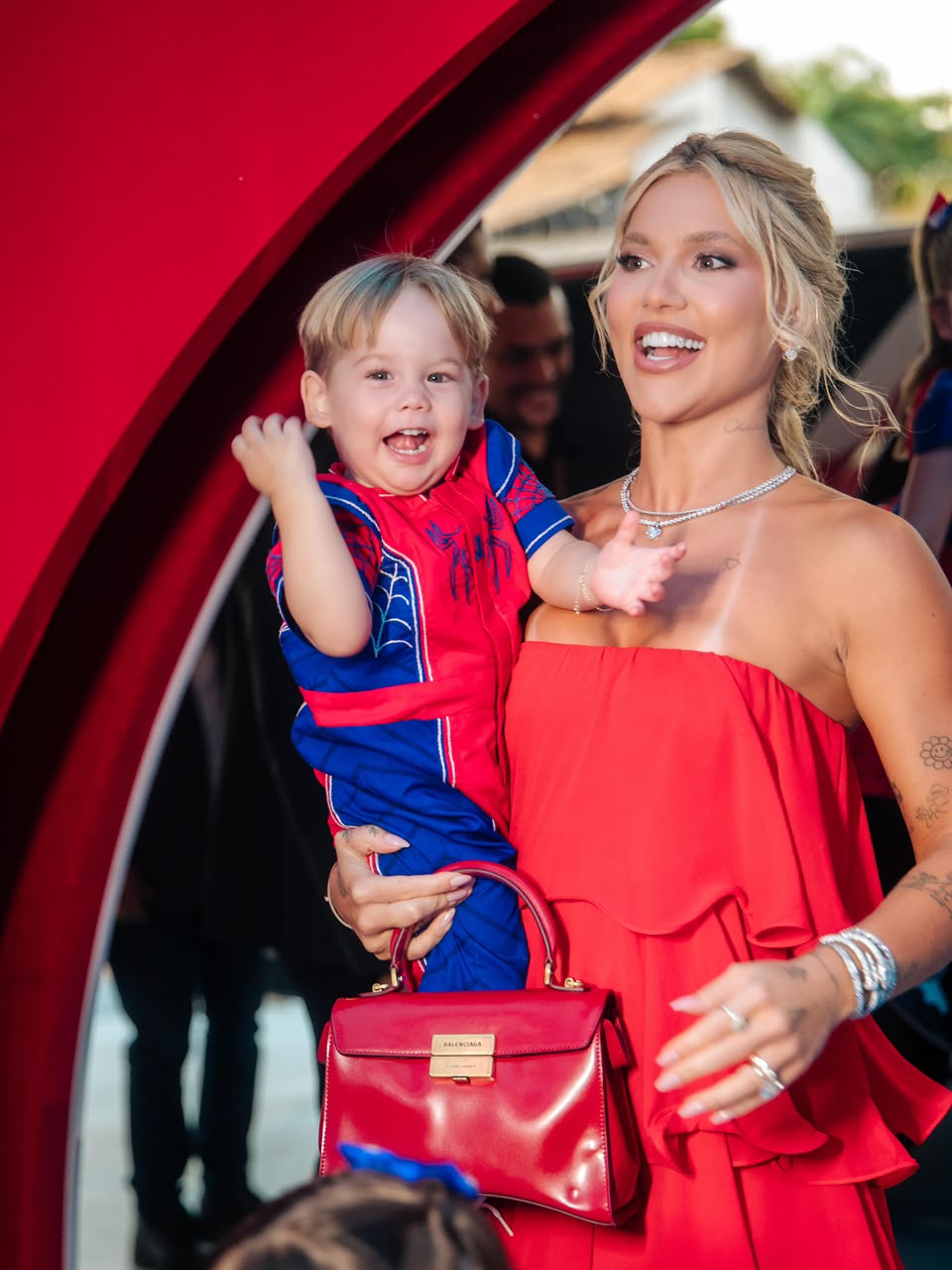 Zé Felipe e Virginia Fonseca se reúnem para festa de 2 anos do filho