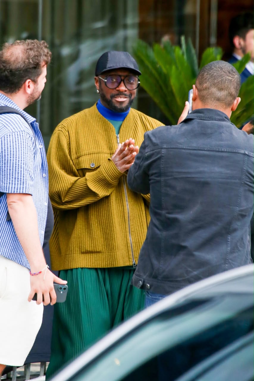Will.i.am recebe admiradores no Hotel Fasano após apresentação do Black Eyed Peas no Rock in Rio