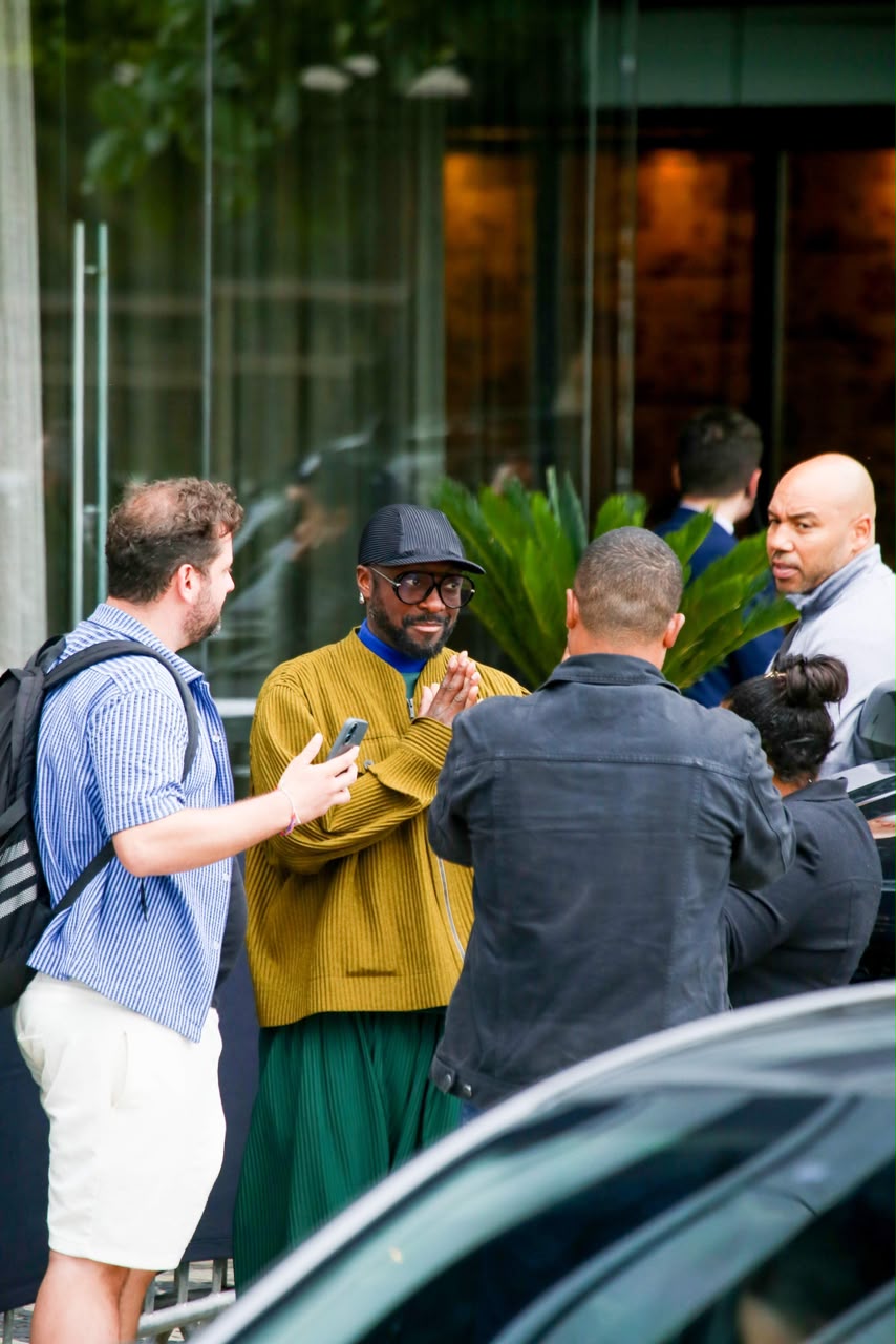 Will.i.am recebe admiradores no Hotel Fasano após apresentação do Black Eyed Peas no Rock in Rio