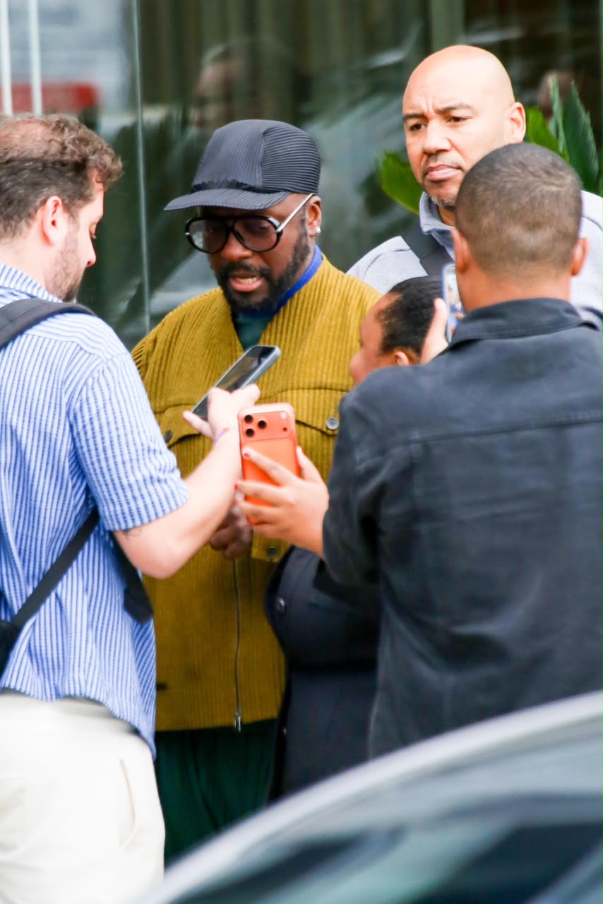 Will.i.am recebe admiradores no Hotel Fasano após apresentação do Black Eyed Peas no Rock in Rio