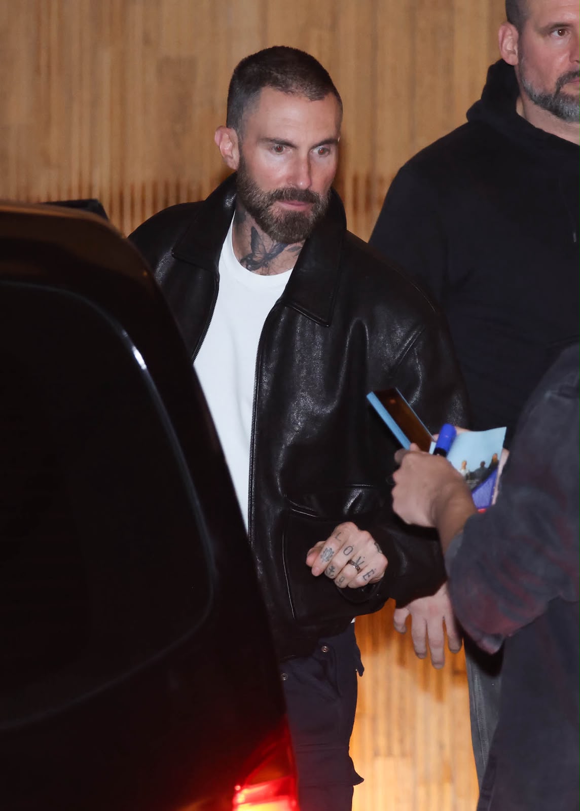 Atração do Rock in Rio, Maroon 5 é tietado antes de apresentação em SP