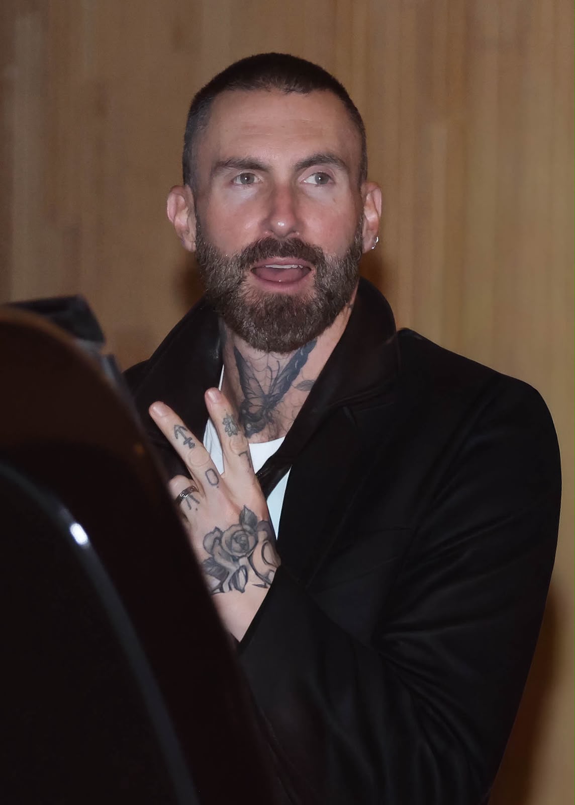 Atração do Rock in Rio, Maroon 5 é tietado antes de apresentação em SP