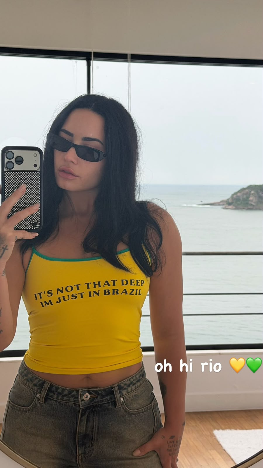 Em sua primeira publicação no país, Demi Lovato se destaca ao usar blusa temática Em sua primeira publicação no país, Demi Lovato se destaca ao usar blusa temática