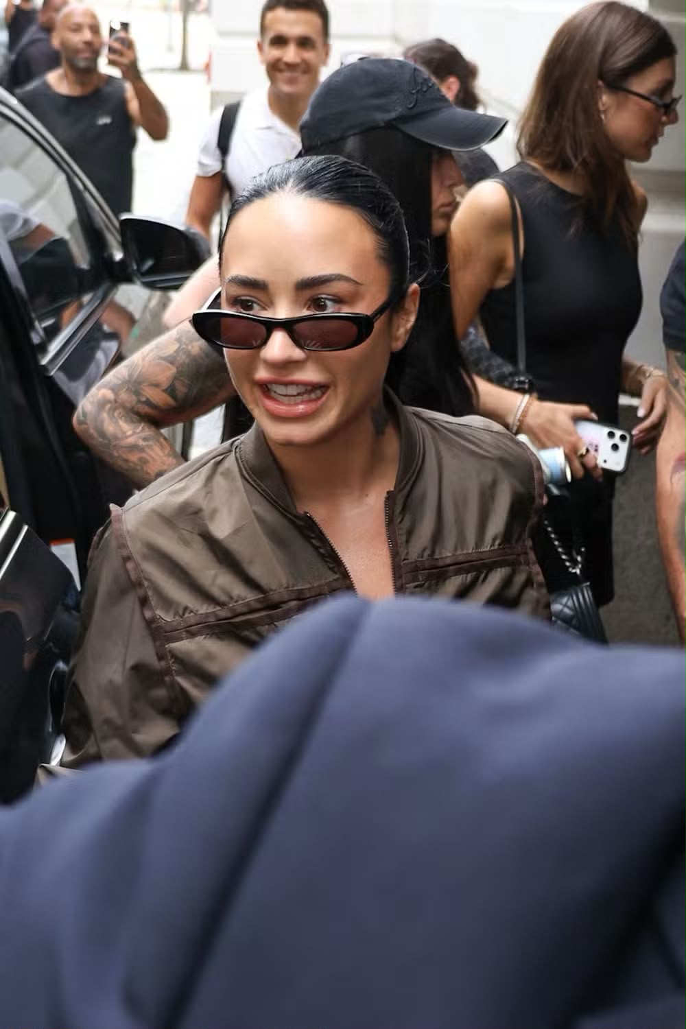 Demi Lovato chega ao Copacabana Palace, no Rio de Janeiro