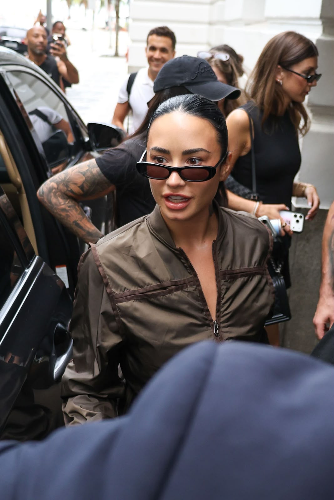 Demi Lovato chega ao Copacabana Palace, no Rio de Janeiro