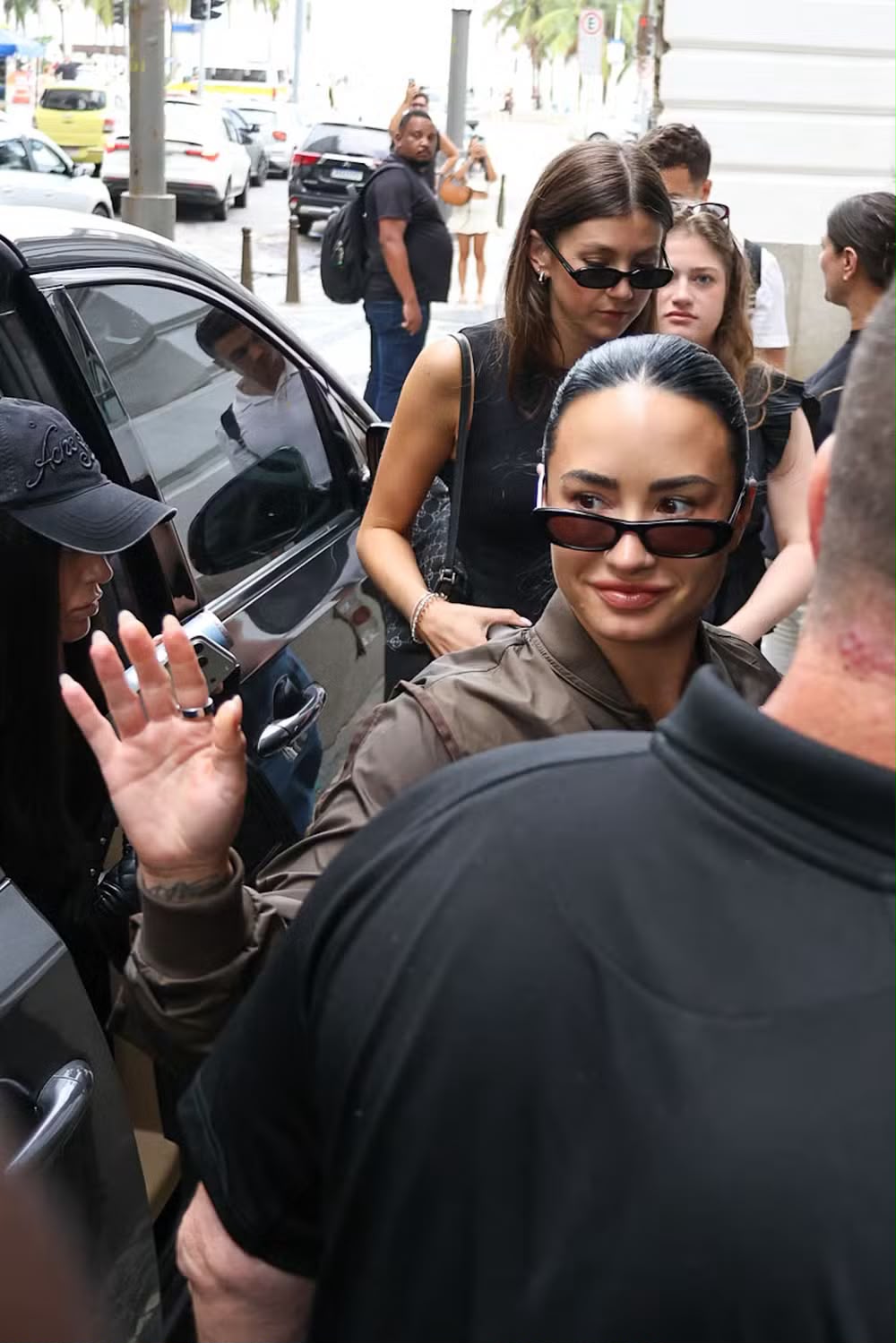 Demi Lovato chega ao Copacabana Palace, no Rio de Janeiro