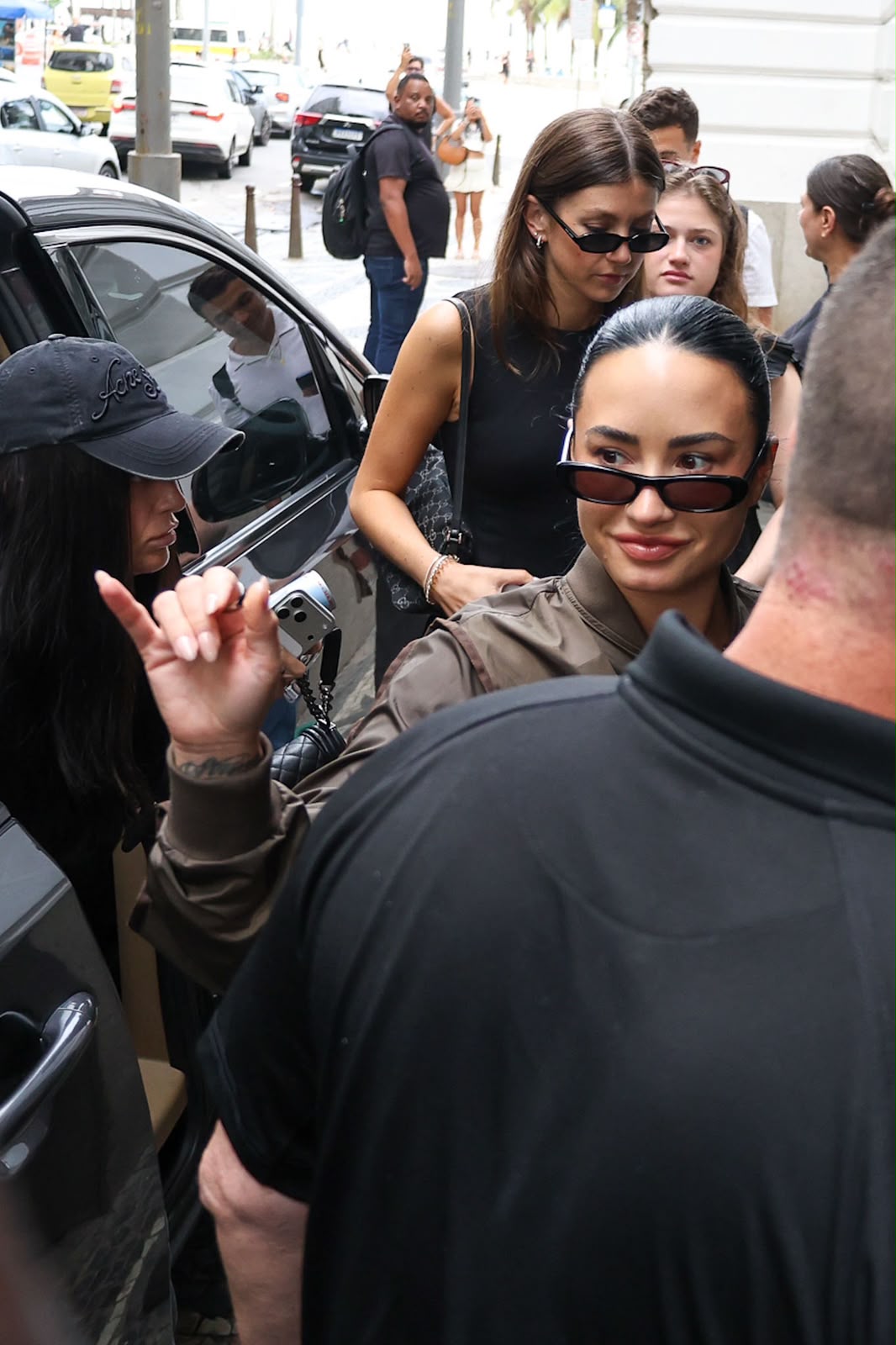 Demi Lovato chega ao Copacabana Palace, no Rio de Janeiro