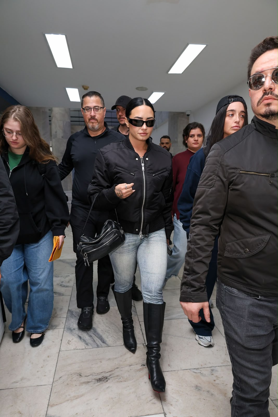 Após brilhar no Rock in Rio, Demi Lovato é cercada por fãs no aeroporto do Rio