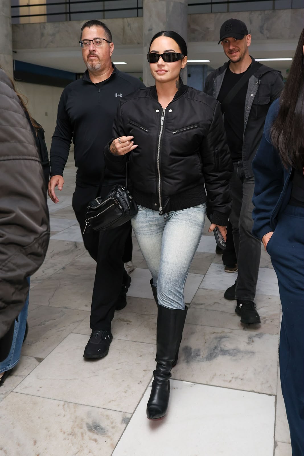 Após brilhar no Rock in Rio, Demi Lovato é cercada por fãs no aeroporto do Rio