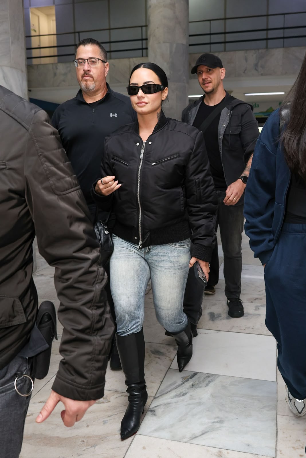 Após brilhar no Rock in Rio, Demi Lovato é cercada por fãs no aeroporto do Rio
