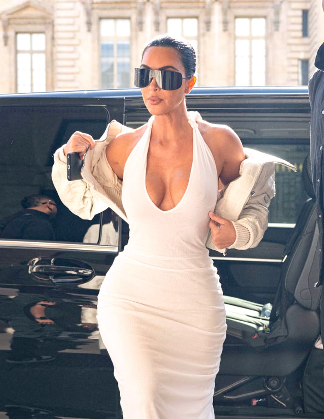 Kim Kardashian usa vestido justo durante viagem a Paris e chama atenção; veja fotos