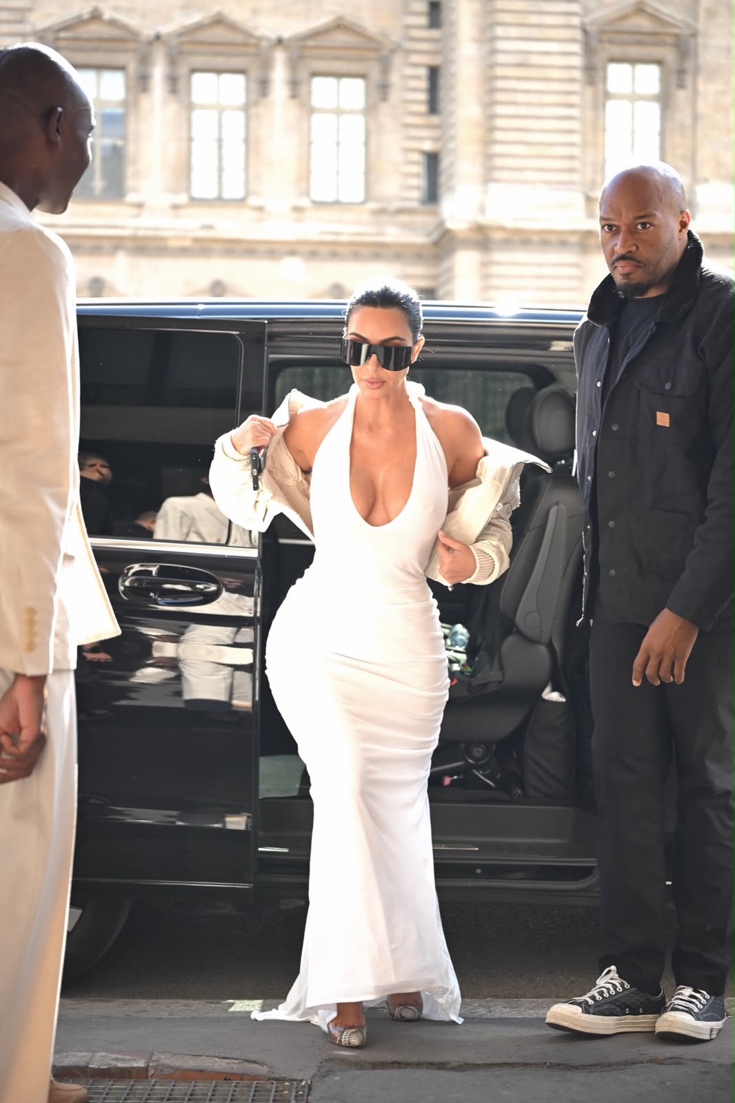 Kim Kardashian usa vestido justo durante viagem a Paris e chama atenção; veja fotos