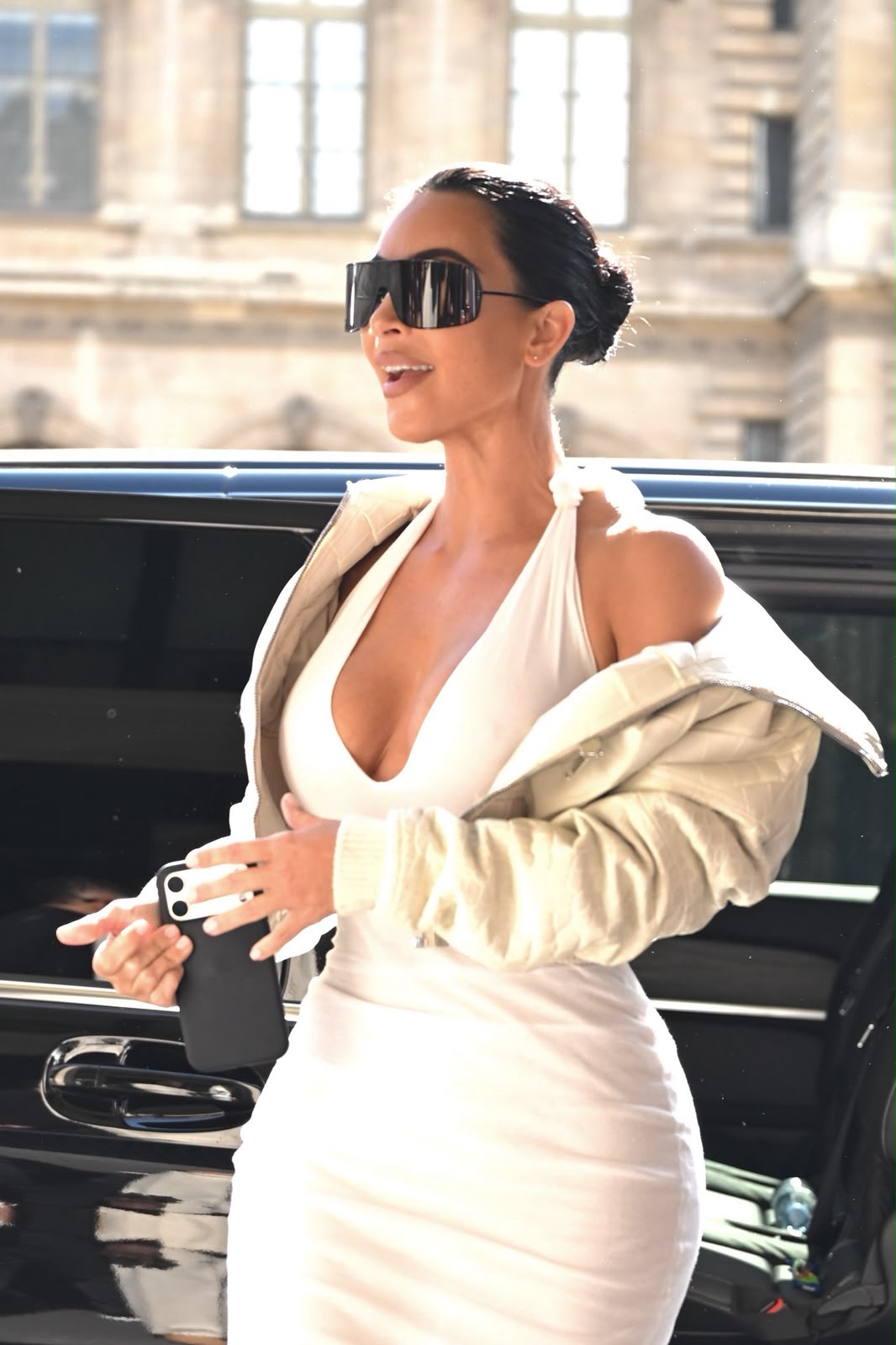 Kim Kardashian usa vestido justo durante viagem a Paris e chama atenção; veja fotos