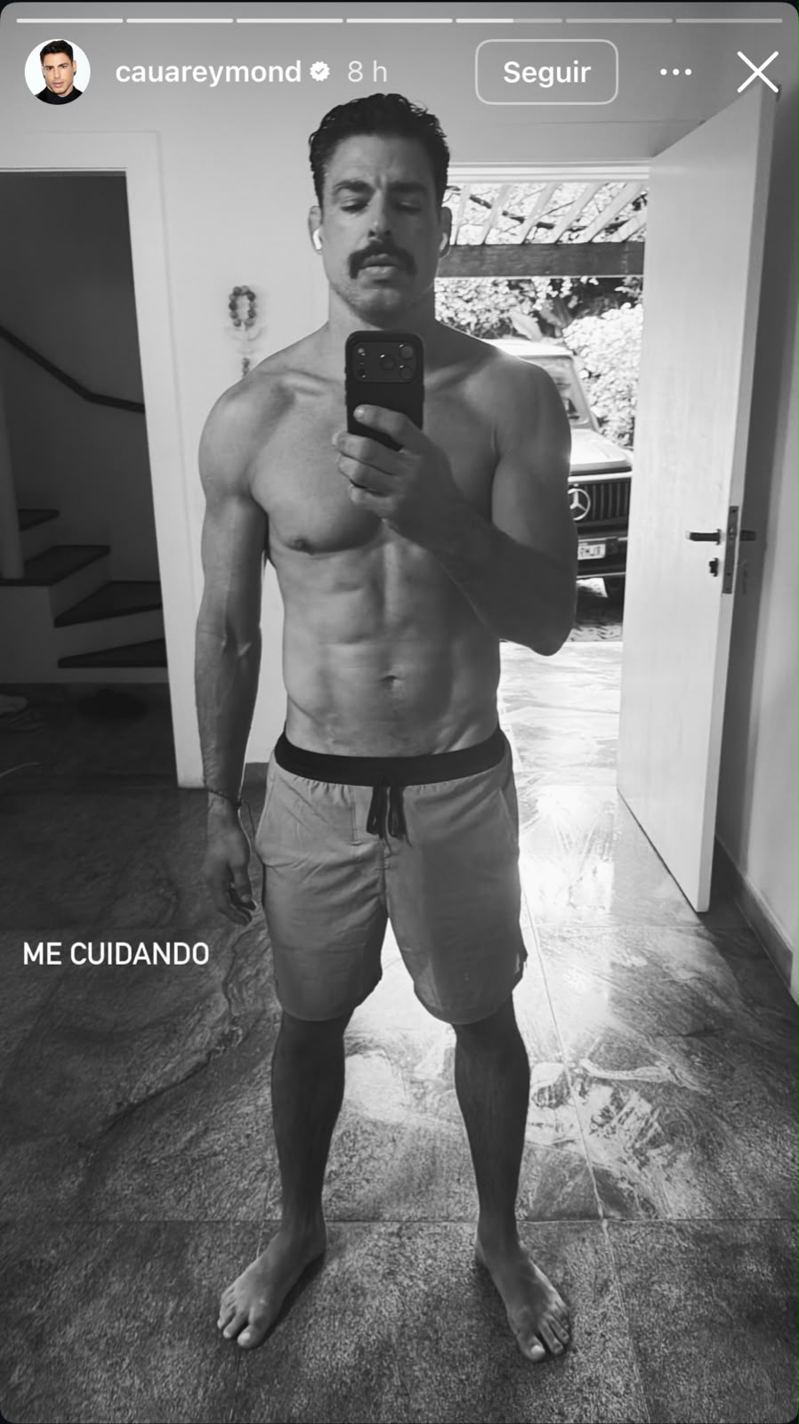 Cauã Reymond exibe abdômen sarado sem camisa e revela cuidados com o corpo: “Me cuidando”
