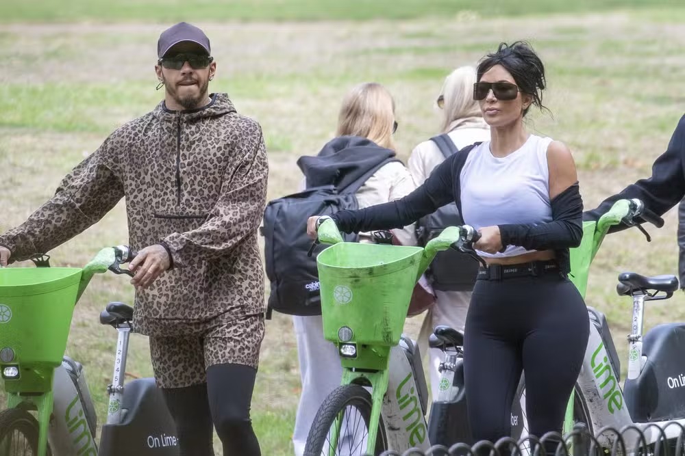 Kim Kardashian e Lewis Hamilton chamam atenção ao passear de bicicleta juntos por Londres Kim Kardashian e Lewis Hamilton chamam atenção ao passear de bicicleta juntos por Londres