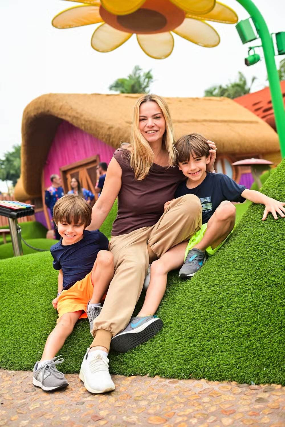 Ana Paula Siebert, Graciele Lacerda e outras famosas aproveitam passeio com os filhos em parque de SC