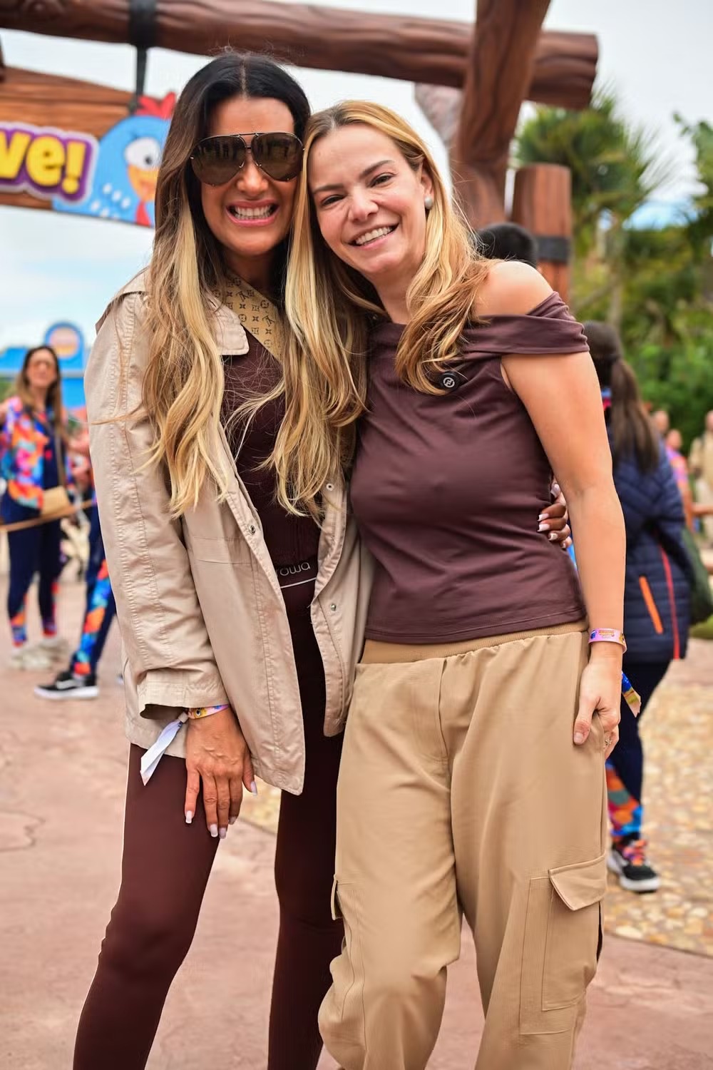 Ana Paula Siebert, Graciele Lacerda e outras famosas aproveitam passeio com os filhos em parque de SC