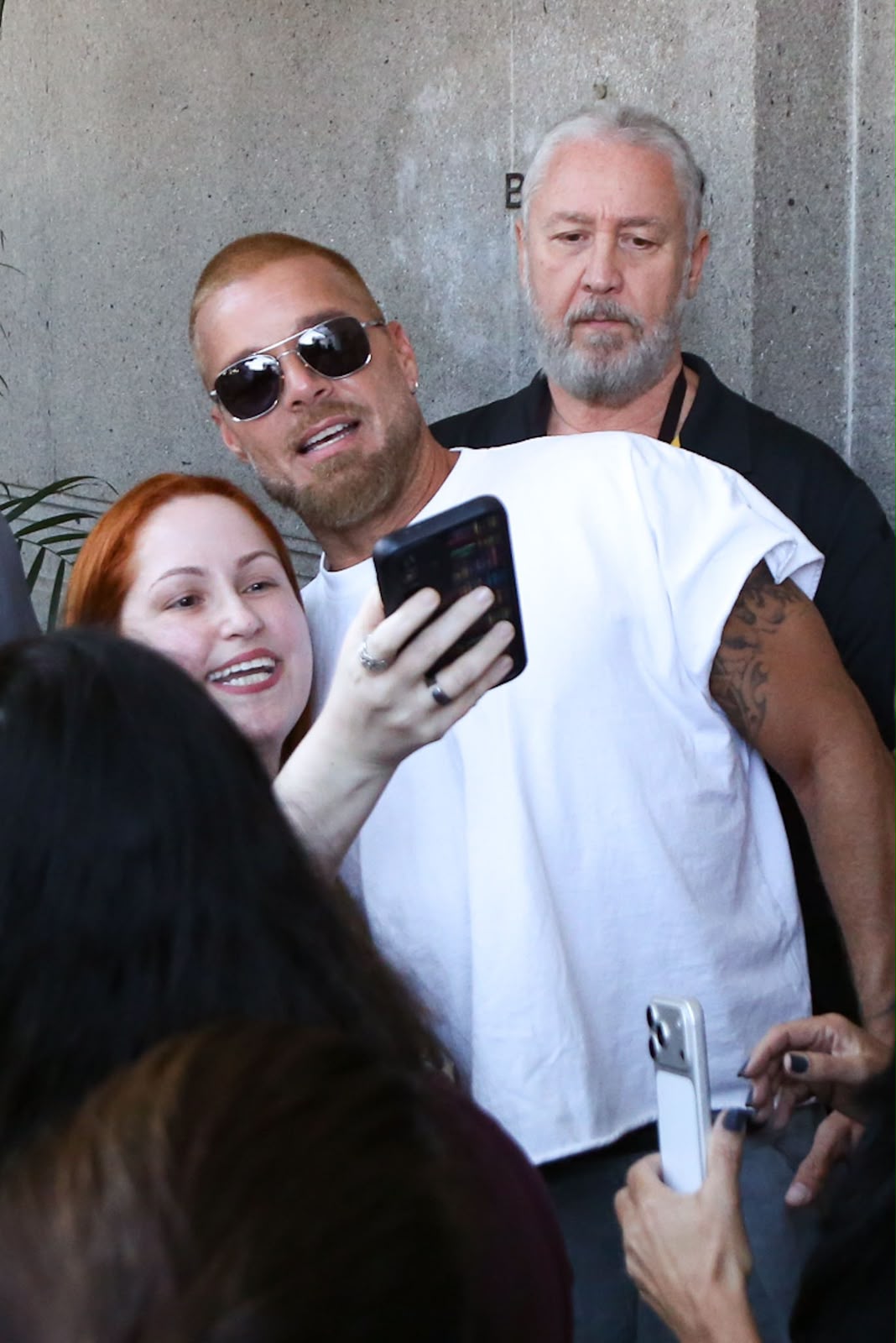 Ricky Martin esbanja carisma e posa para selfies com fãs na porta do Copacabana Palace Ricky Martin esbanja carisma e posa para selfies com fãs na porta do Copacabana Palace