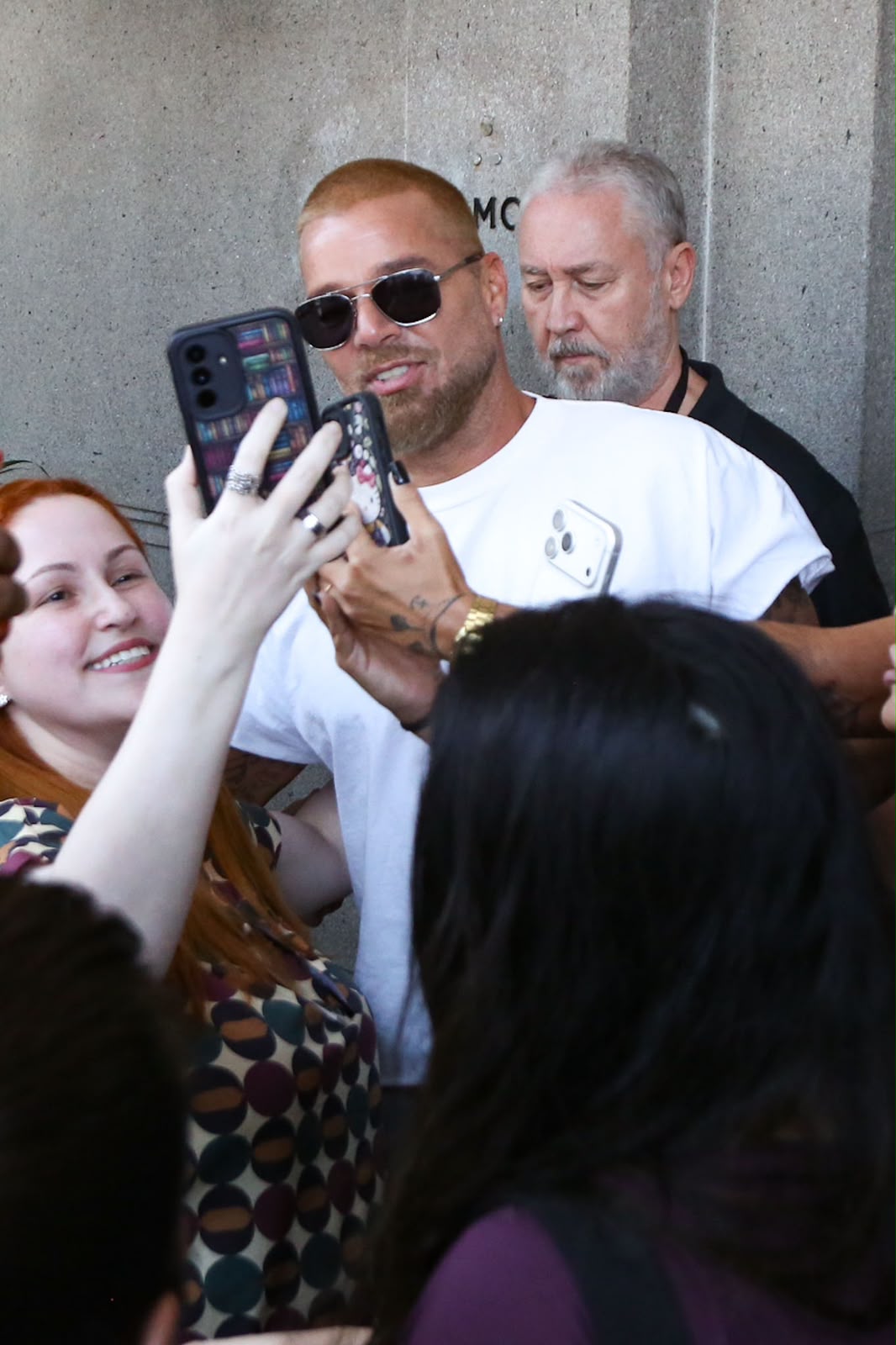 Ricky Martin esbanja carisma e posa para selfies com fãs na porta do Copacabana Palace Ricky Martin esbanja carisma e posa para selfies com fãs na porta do Copacabana Palace