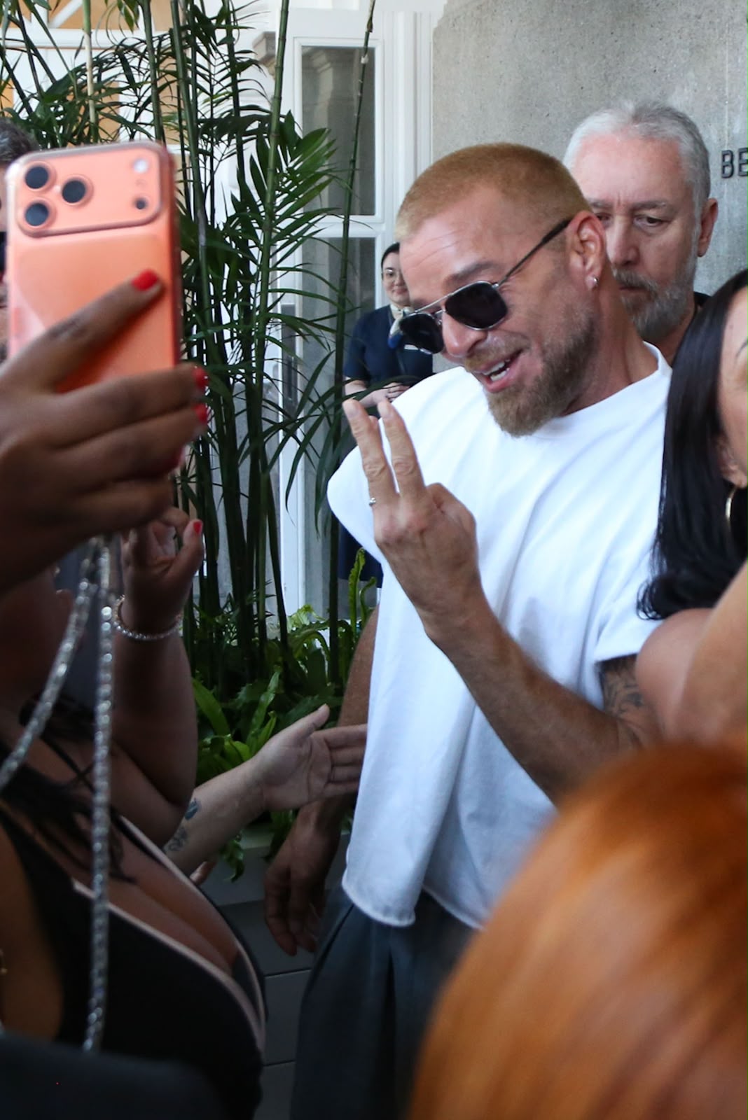 Ricky Martin esbanja carisma e posa para selfies com fãs na porta do Copacabana Palace Ricky Martin esbanja carisma e posa para selfies com fãs na porta do Copacabana Palace