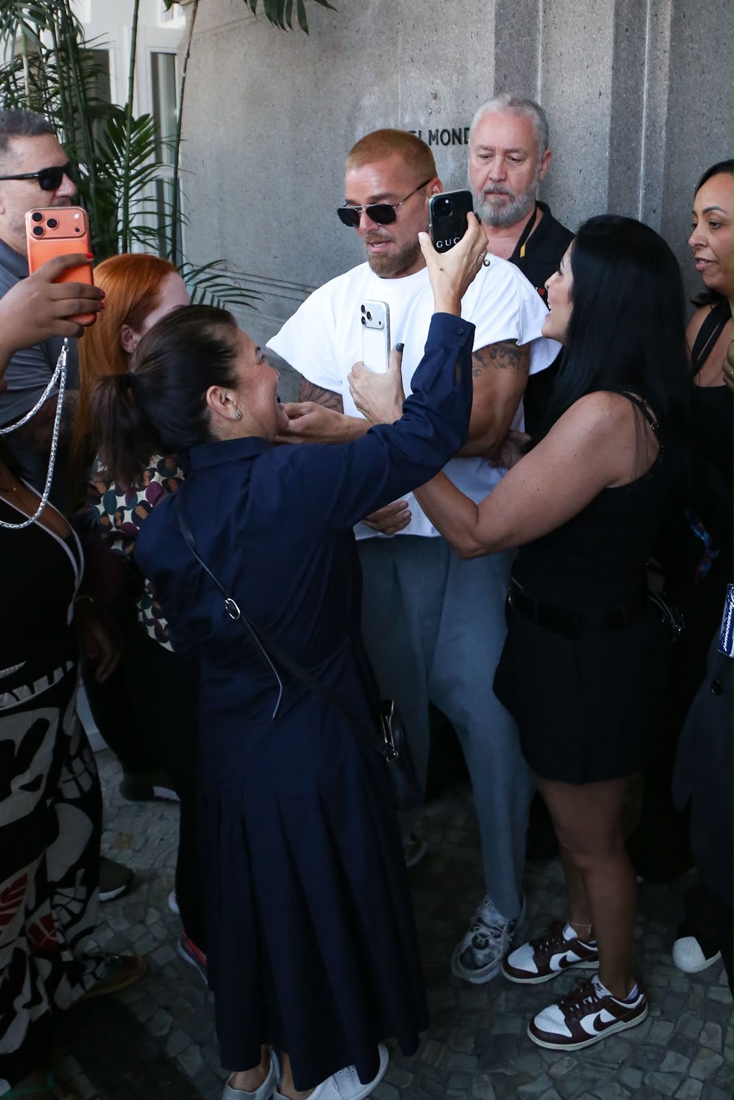 Ricky Martin esbanja carisma e posa para selfies com fãs na porta do Copacabana Palace Ricky Martin esbanja carisma e posa para selfies com fãs na porta do Copacabana Palace