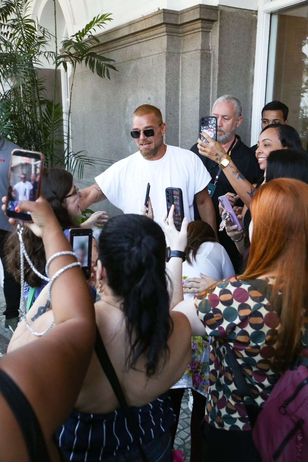 Ricky Martin esbanja carisma e posa para selfies com fãs na porta do Copacabana Palace Ricky Martin esbanja carisma e posa para selfies com fãs na porta do Copacabana Palace