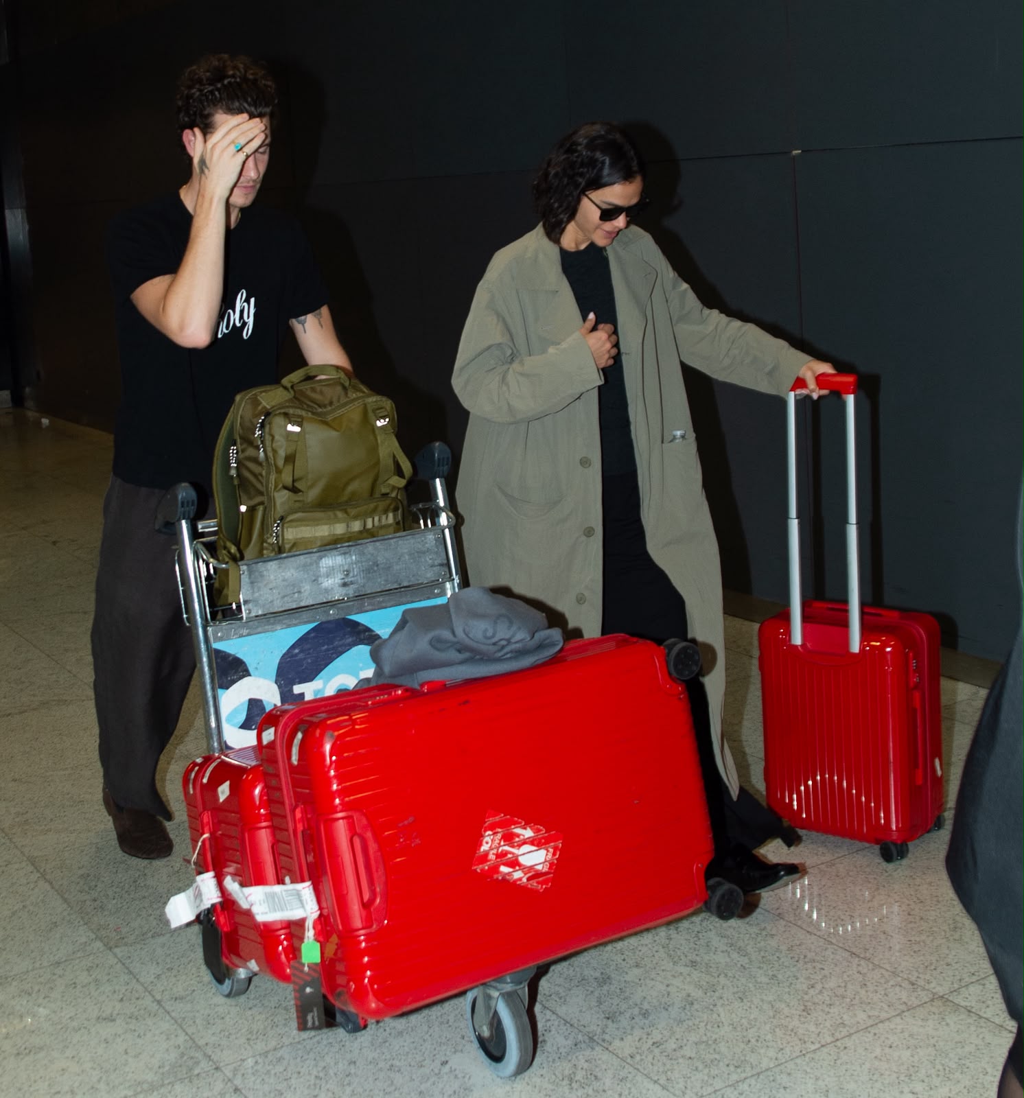 Shawn Mendes e Bruna Marquezine desembarcam no Brasil após passagem por Milão