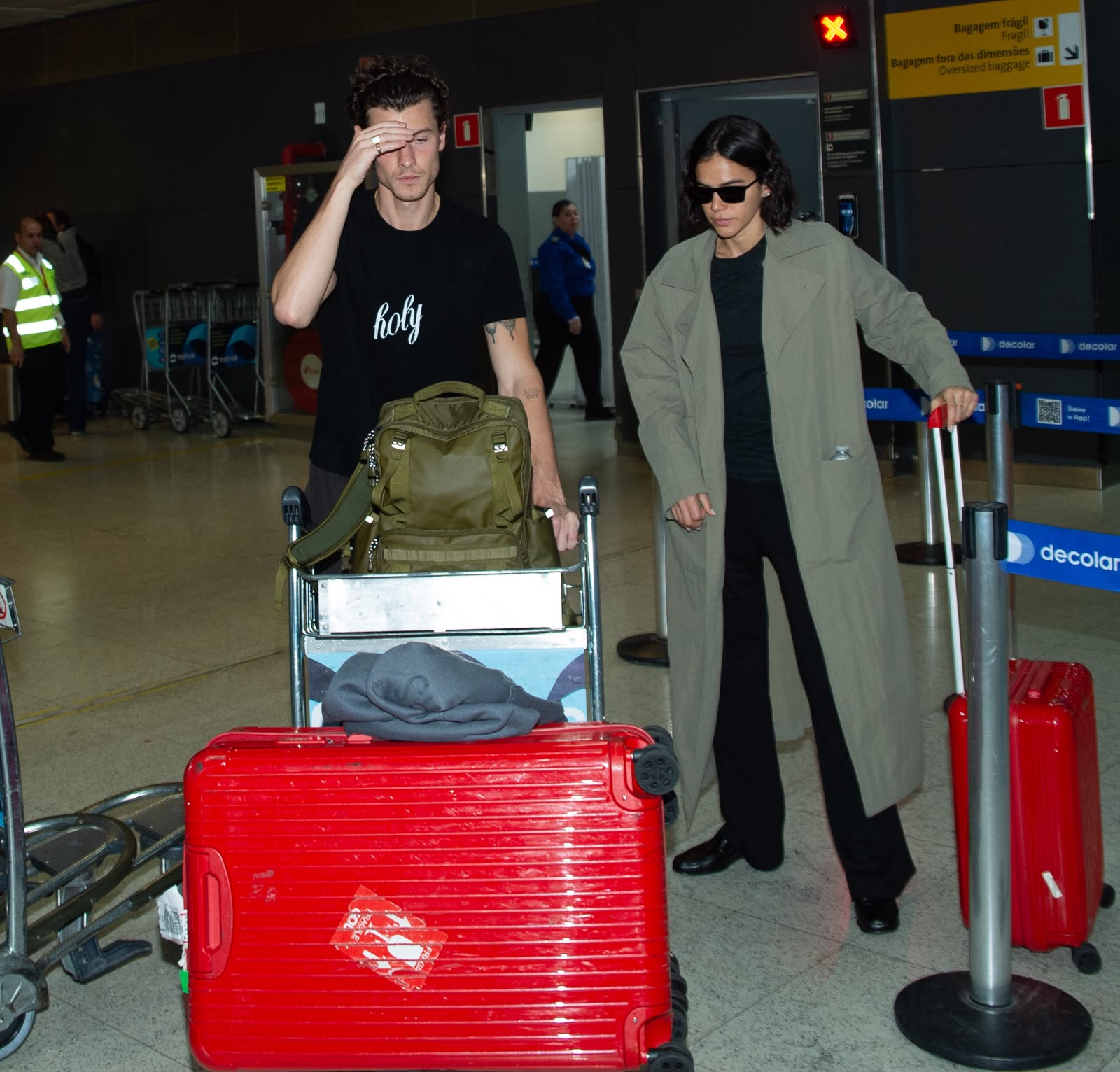 Shawn Mendes e Bruna Marquezine desembarcam no Brasil após passagem por Milão