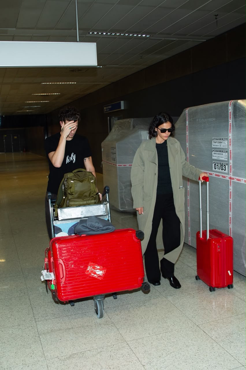 Shawn Mendes e Bruna Marquezine desembarcam no Brasil após passagem por Milão