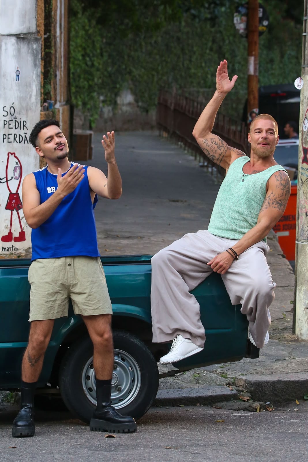 Ricky Martin e Pedro Sampaio movimentam bairro boêmio do Rio durante gravação de clipe; veja fotos