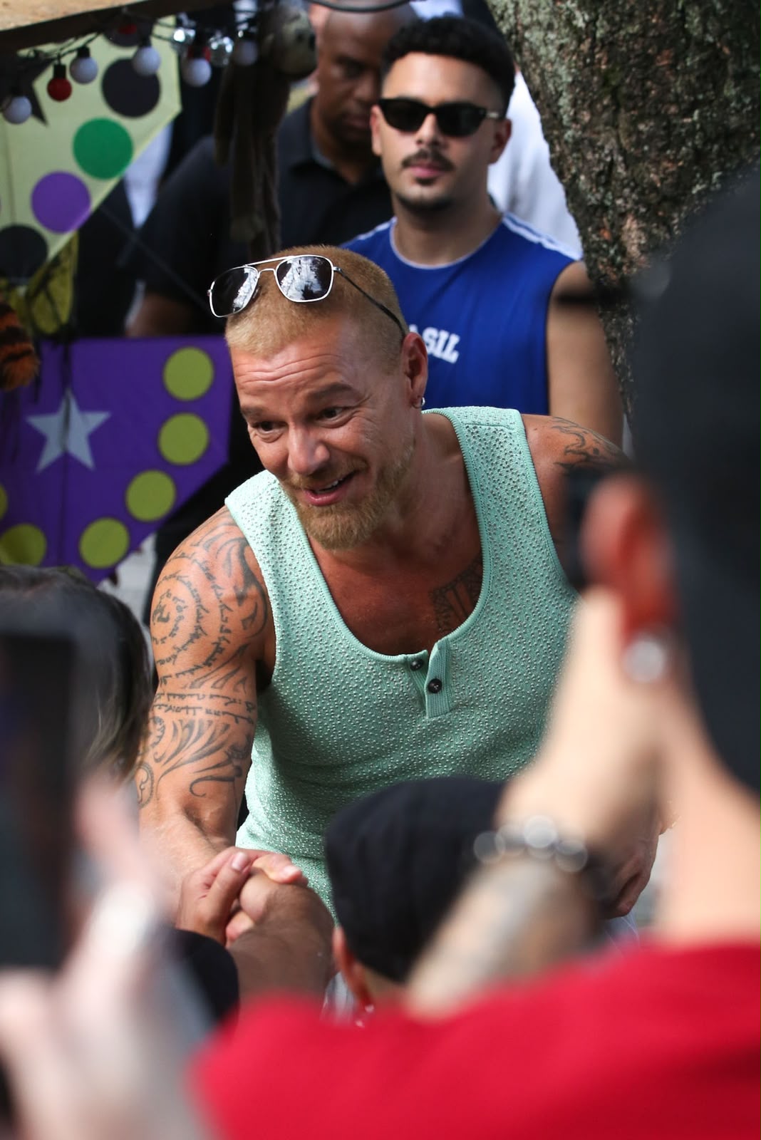 Ricky Martin e Pedro Sampaio movimentam bairro boêmio do Rio durante gravação de clipe; veja fotos