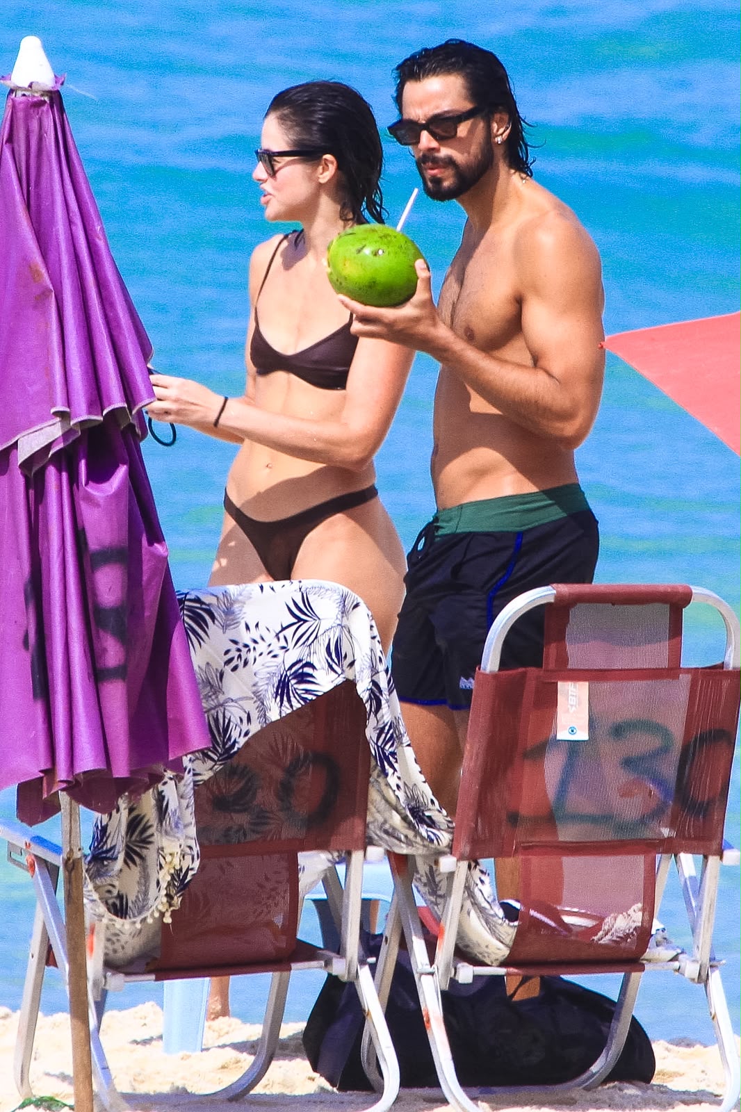 Agatha Moreira e Rodrigo Simas curtem dia de praia e trocam beijos no Rio