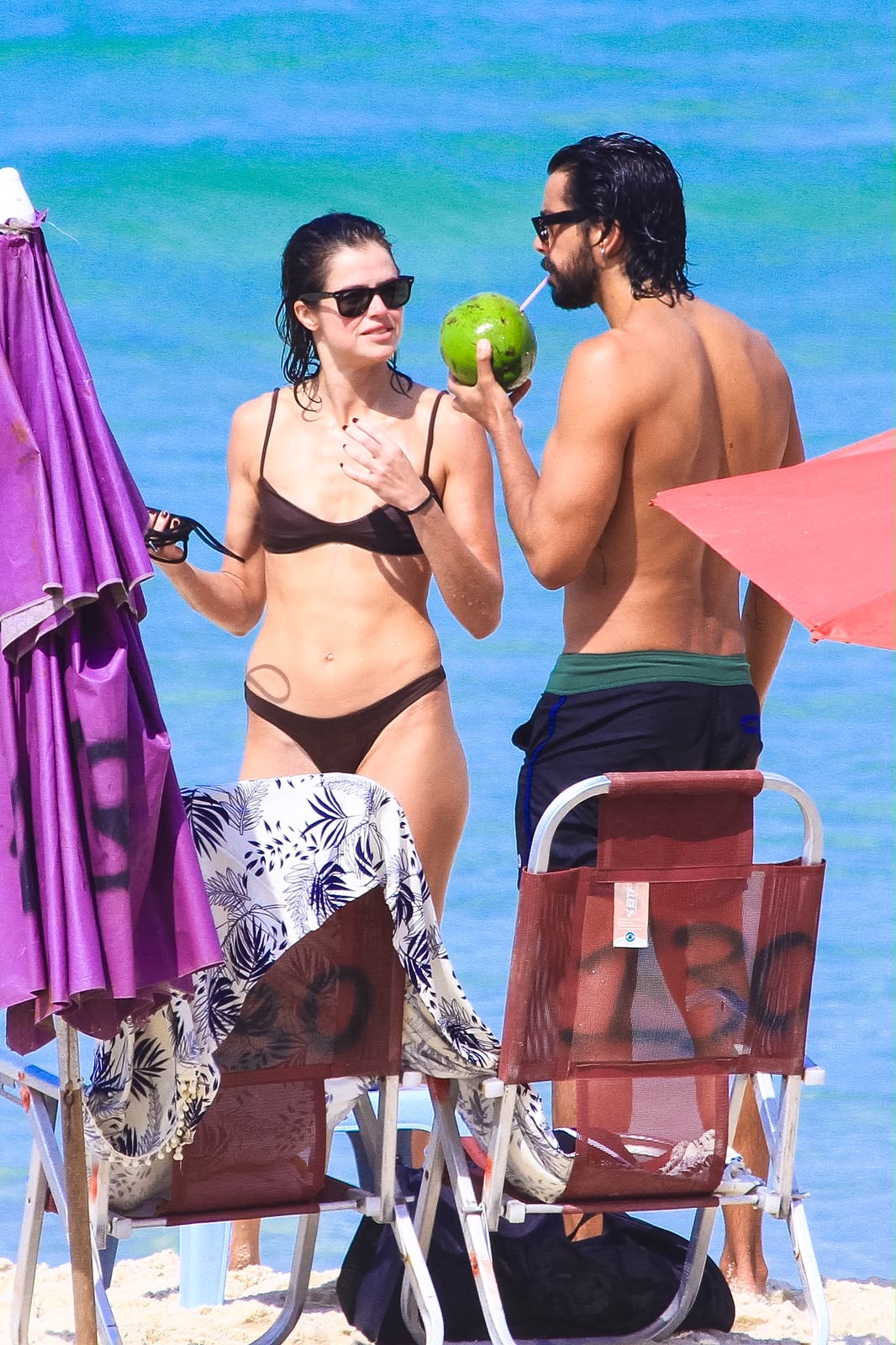 Agatha Moreira e Rodrigo Simas curtem dia de praia e trocam beijos no Rio