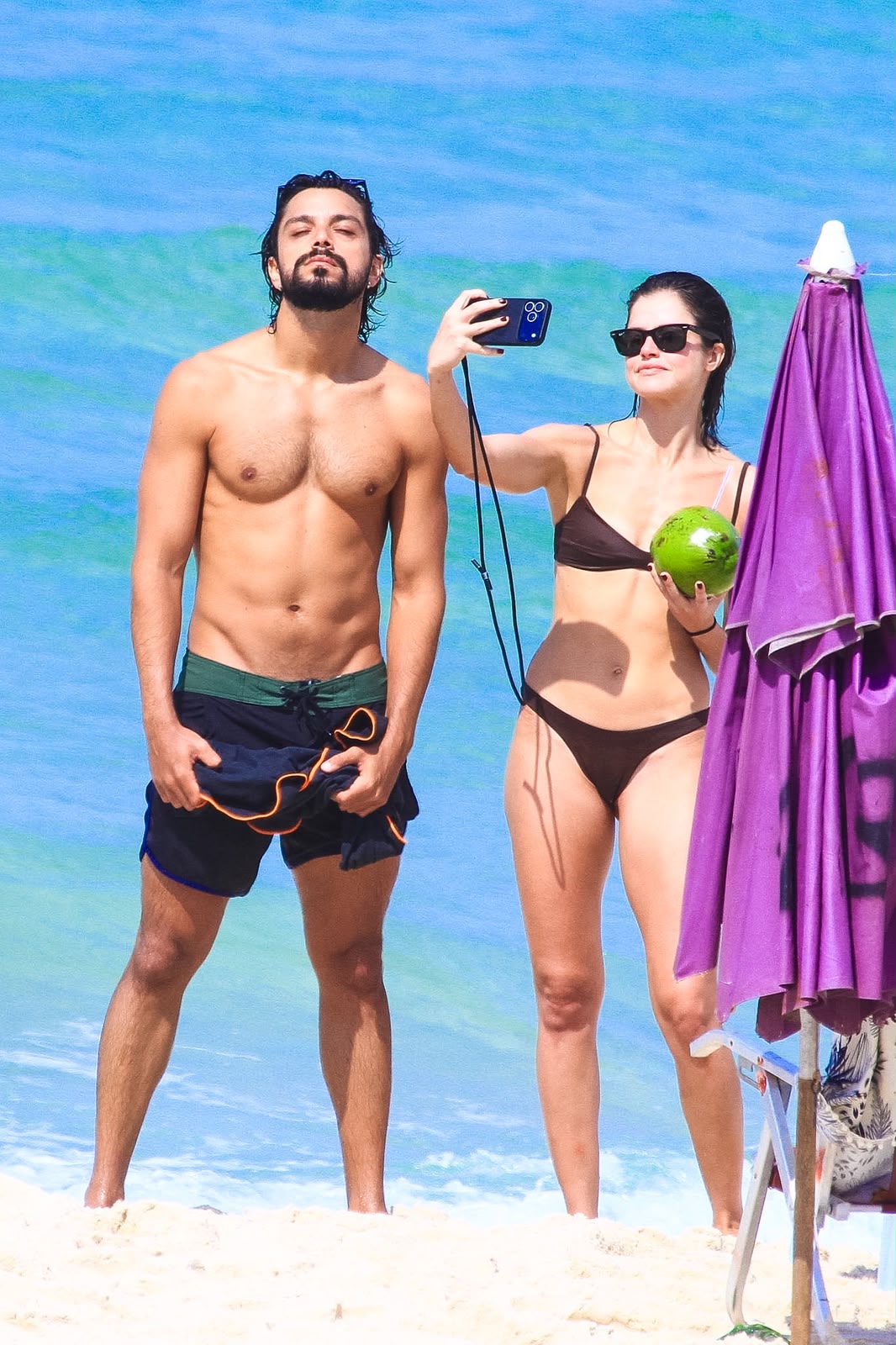 Agatha Moreira e Rodrigo Simas curtem dia de praia e trocam beijos no Rio