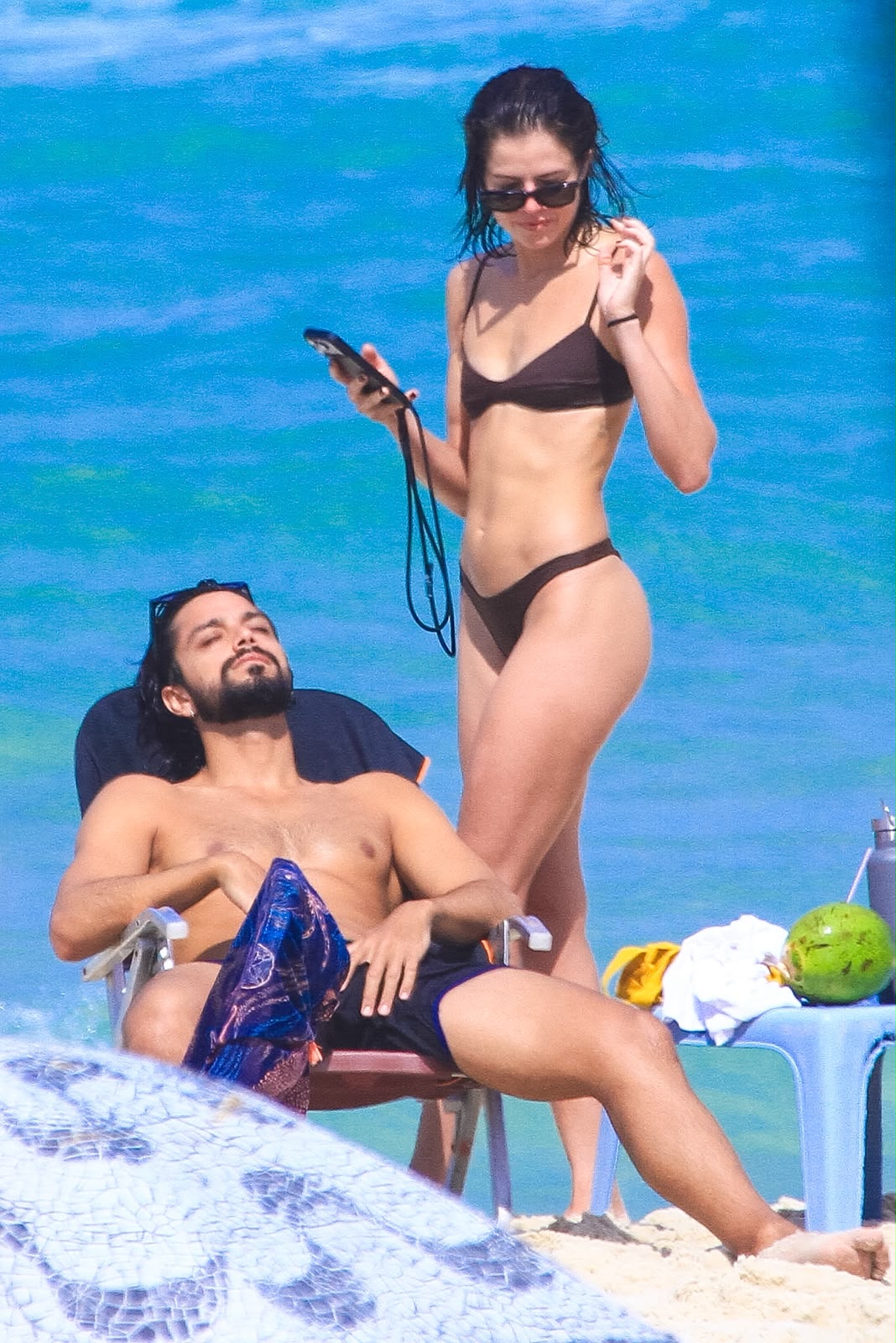 Agatha Moreira e Rodrigo Simas curtem dia de praia e trocam beijos no Rio