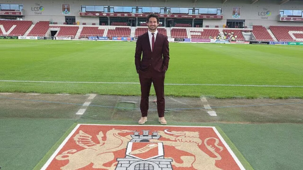 Alexandre Pato no Sixfields Stadium, estádio do Northampton Town | Reprodução/X/@futebol_pais