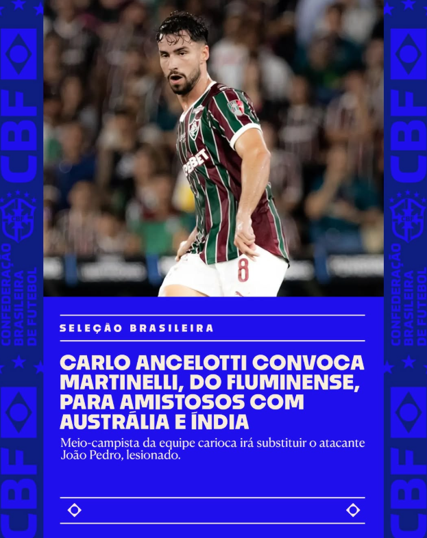Matheus Martinelli, jogador do Fluminense, aparece sorrindo no centro da imagem, correndo pelo campo de futebol. Ele veste o uniforme branco do Fluminense, com detalhes em verde, grená e branco, além do short. Ao fundo, há arquibancadas de um estádio com torcedores do Fluminense, muitos usando camisas do clube. 
