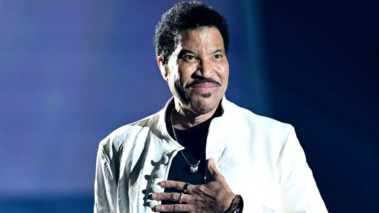 Lionel Richie volta ao hospital para procedimento cardíaco e cancela três apresentações
