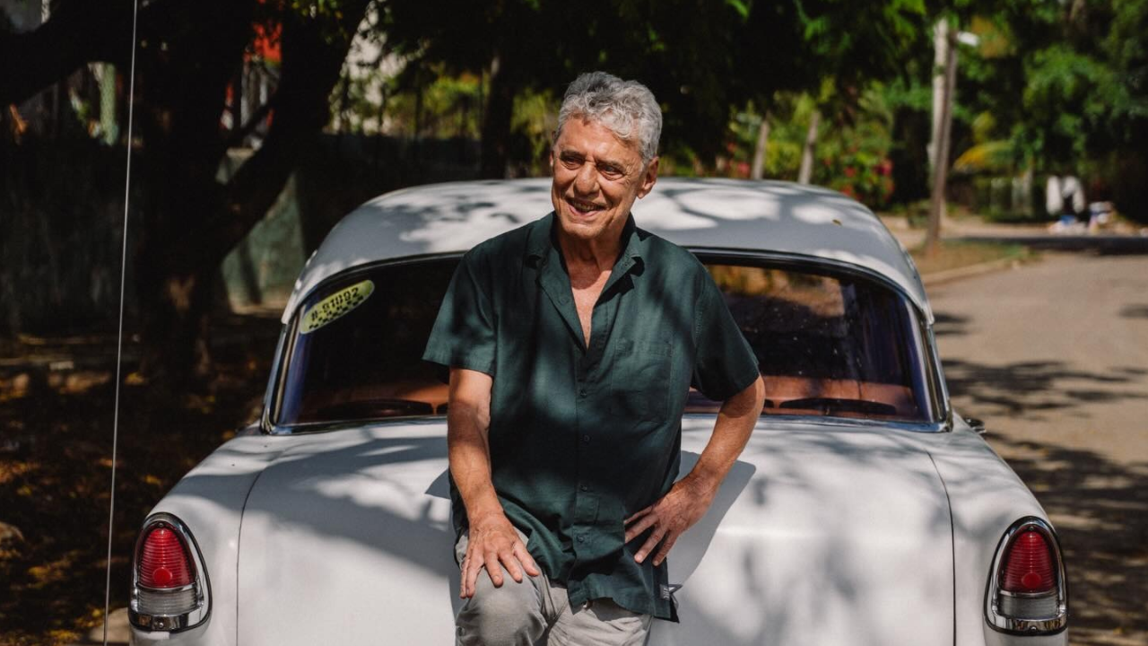 Chico Buarque recorre à polícia após receber comentário com ameaça de morte