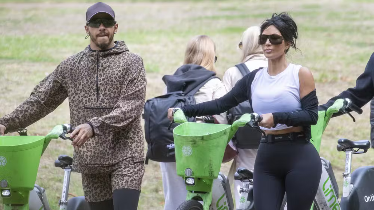 Kim Kardashian e Lewis Hamilton chamam atenção ao passear de bicicleta juntos por Londres