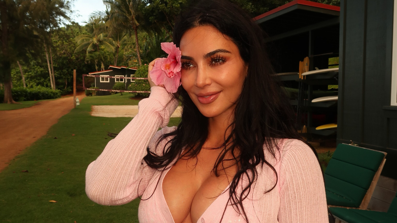 Kim Kardashian revela diagnóstico de esofagite, doença ligada à morte do pai