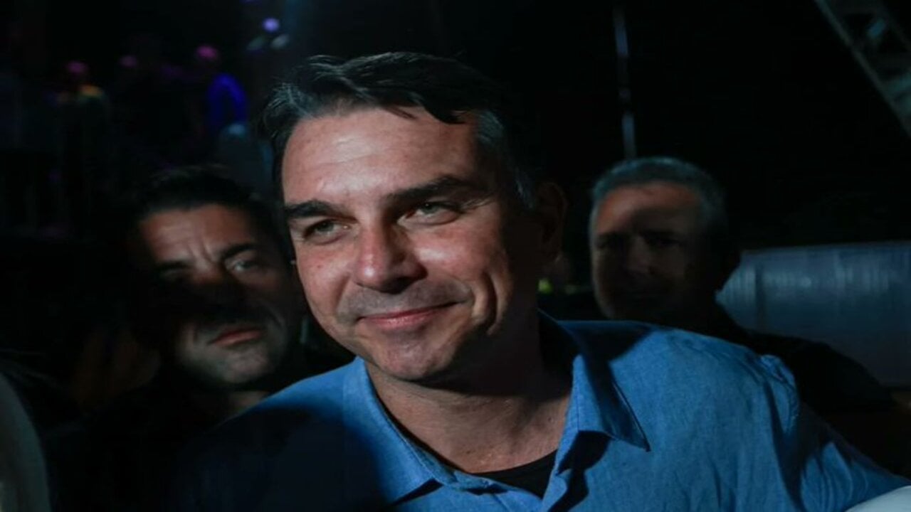 Flávio Bolsonaro acusa Kassab de ter usado o nome de Bolsonaro para solicitar os recursos de Daniel Vorcaro