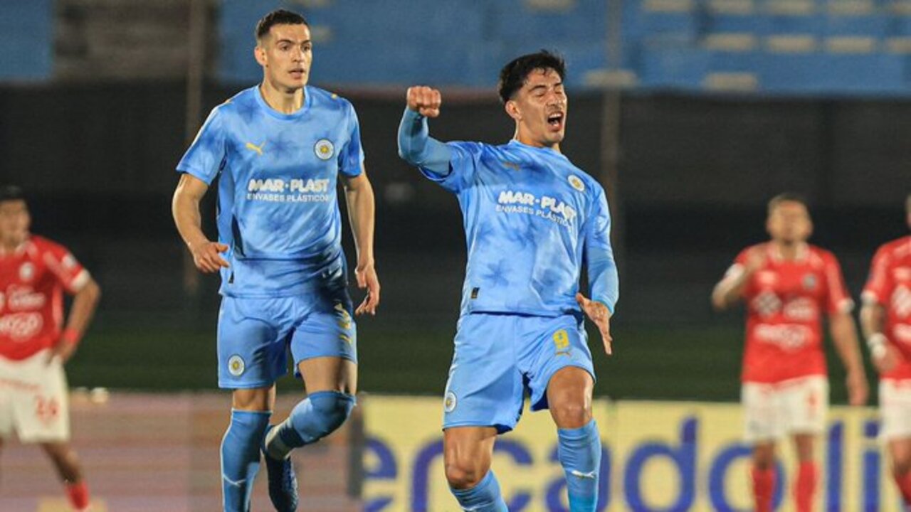Salomón Rodríguez comemorando gol pela equipe