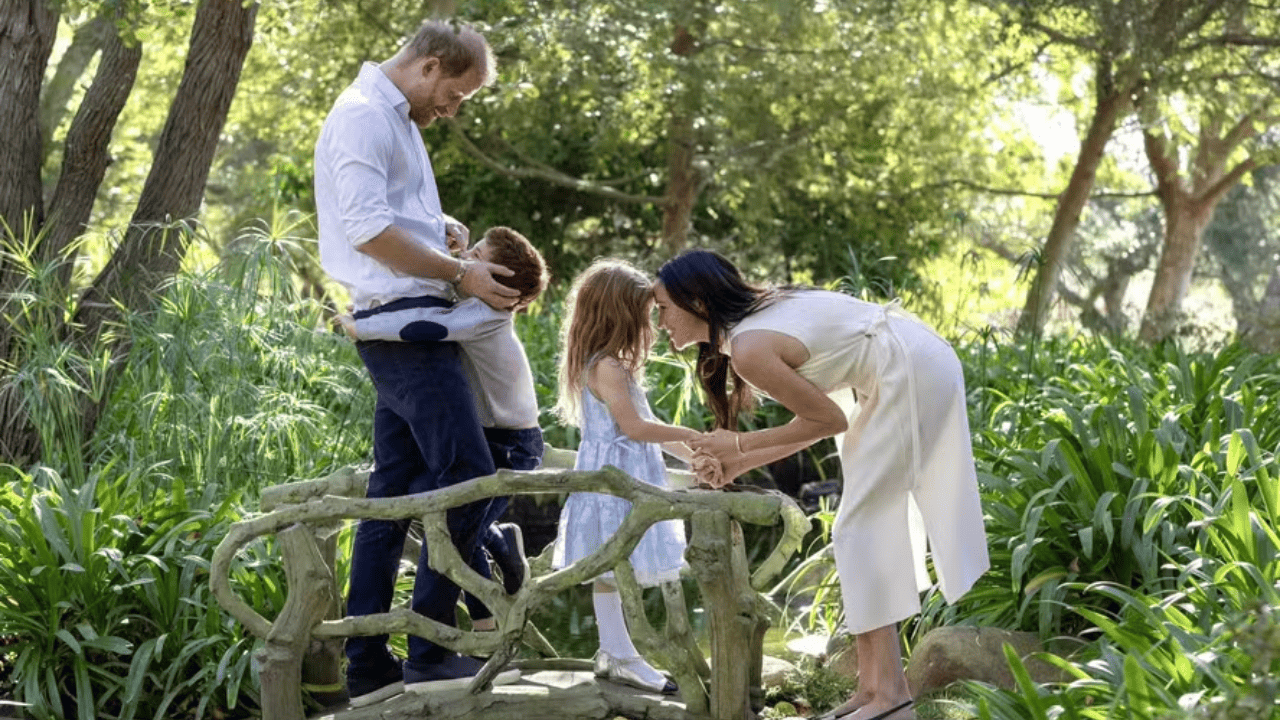 Harry e Meghan Markle mudam filhos de escola apenas dois dias após início das aulas Harry e Meghan Markle mudam filhos de escola apenas dois dias após início das aulas