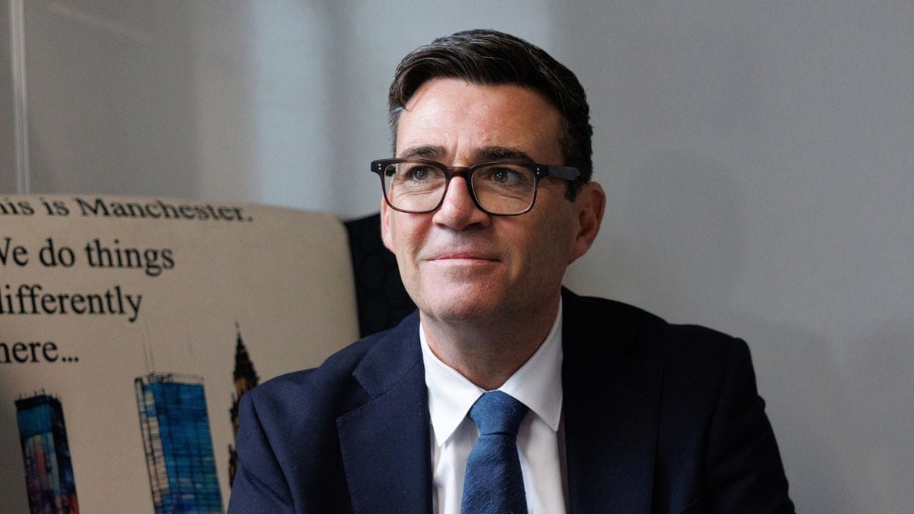 Reino Unido, sob comando de Burnham, discute volta à UE