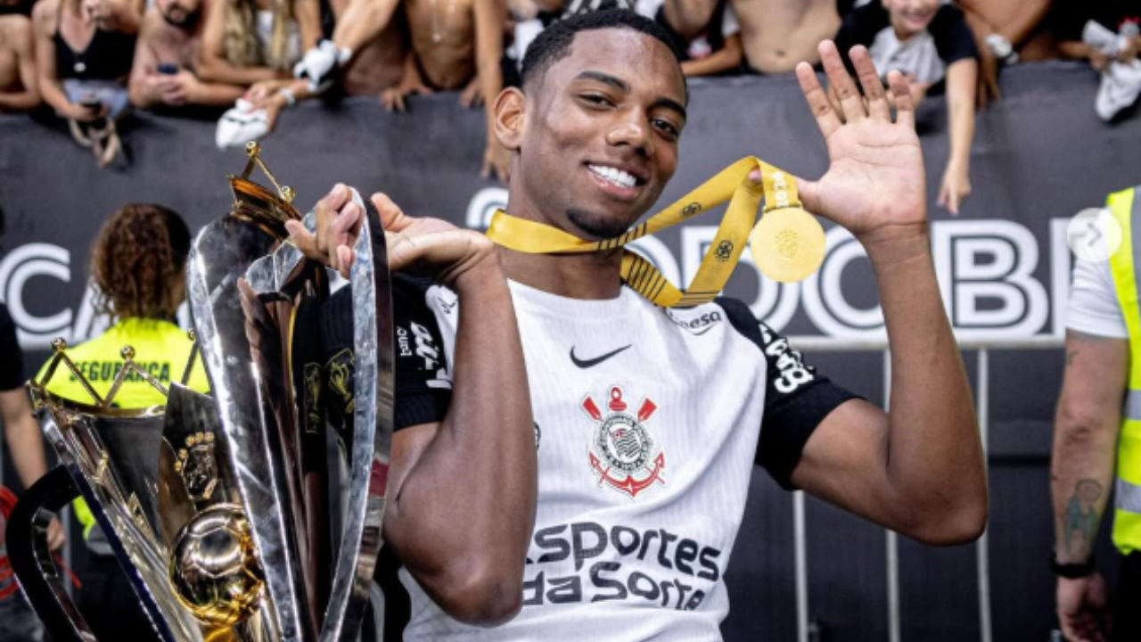 Volante André comemorando após título da Supercopa do Brasil | Reprodução / Instagram / @_andre.02