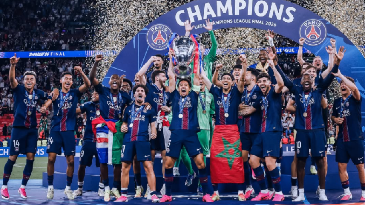 Equipe do PSG levantando sua segunda taça de Champions League | Reprodução / Instagram / @psg